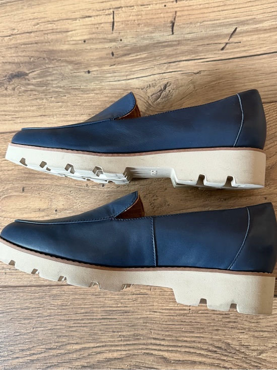 Vionic Kensley Navy Blue Leather Loafers Size 8.5 EUC Comfortable Lug Sole